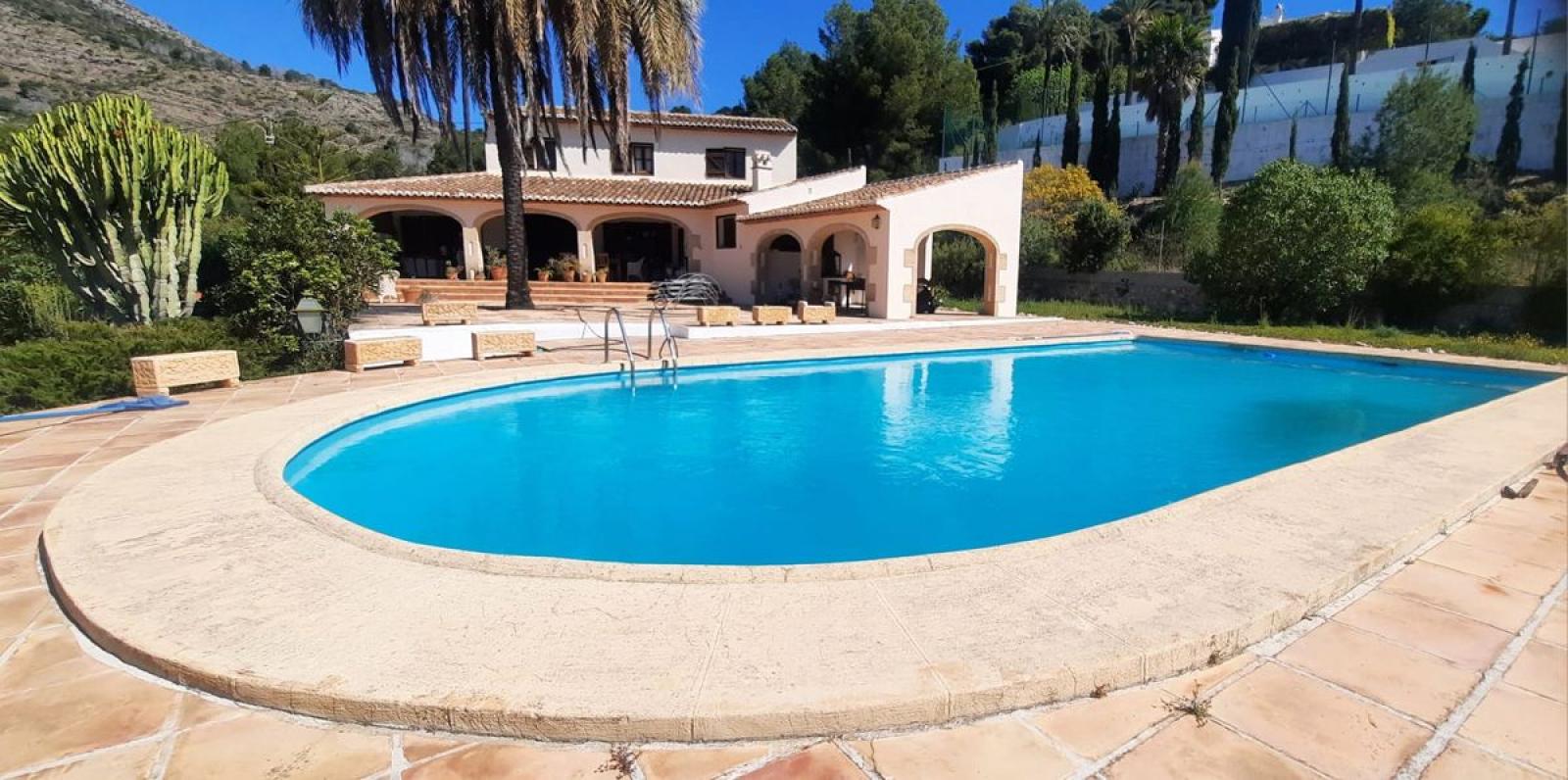 Otro tipo de inmueble en venta en Jávea / Xàbia. La propiedad cuenta con una superficie de 256 m2 mientras que la parcela abarca 3.889 m2. La vivienda se sitúa en la planta baja y posee 4 dormitorios y 3 baños. El edificio dispone de piscina y  jardín. Se ubica en la zona de  de Jávea / Xàbia.