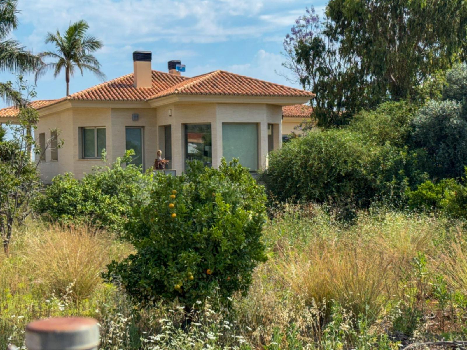 Chalet en venta en El Vergel / Verger. La propiedad cuenta con una superficie de 276 m2 mientras que la parcela abarca 14.983 m2. La vivienda se sitúa en la planta baja y posee 6 dormitorios y 3 baños. El edificio dispone de piscina y  jardín. Se ubica en la zona de Periferia de El Vergel / Verger.