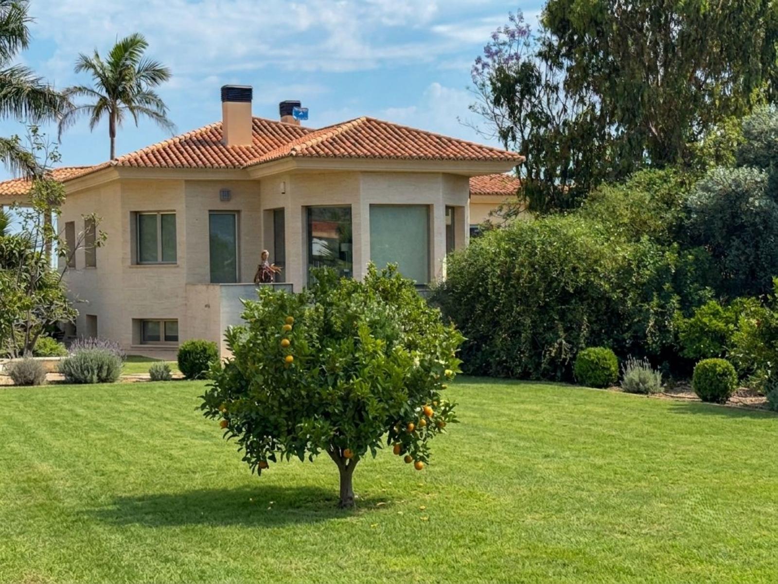 Chalet en venta en El Vergel / Verger. La propiedad cuenta con una superficie de 276 m2 mientras que la parcela abarca 14.983 m2. La vivienda se sitúa en la planta baja y posee 6 dormitorios y 3 baños. El edificio dispone de piscina y  jardín. Se ubica en la zona de Periferia de El Vergel / Verger.