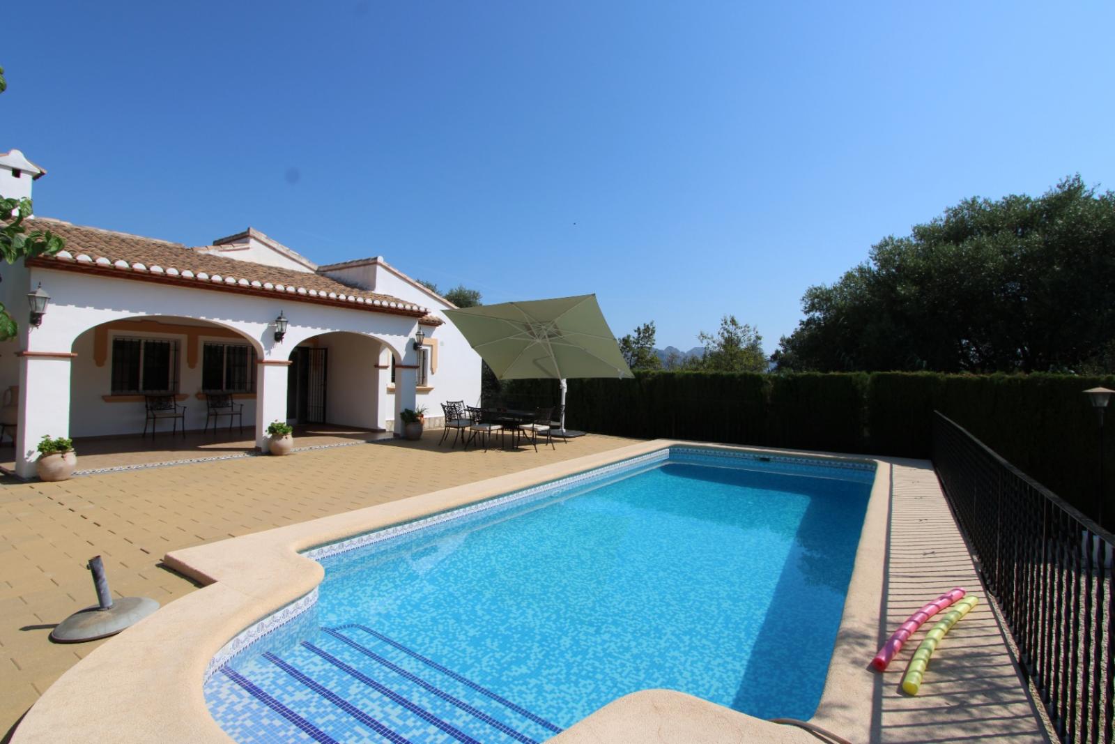 Otro tipo de inmueble en venta en Orba. La propiedad cuenta con una superficie de 153 m2 mientras que la parcela abarca 869 m2. La vivienda se sitúa en la planta baja y posee 4 dormitorios y 2 baños. El edificio dispone de piscina y  jardín. Se ubica en la zona de  de Orba.