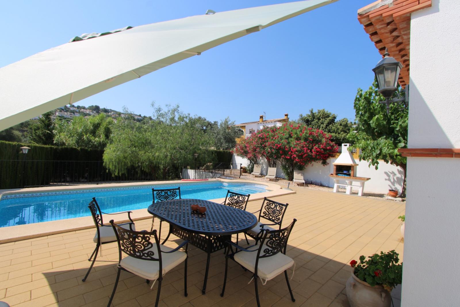 Otro tipo de inmueble en venta. La propiedad cuenta con una superficie de 153 m2 mientras que la parcela abarca 869 m2. La vivienda se sitúa en la planta baja y posee 4 dormitorios y 2 baños. El edificio dispone de piscina y  jardín. Se ubica en la zona de  de .