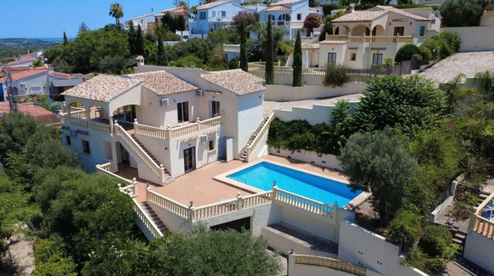 Otro tipo de inmueble en venta en Orba. La propiedad cuenta con una superficie de 267 m2 mientras que la parcela abarca 1.333 m2. La vivienda se sitúa en la planta baja y posee 5 dormitorios y 4 baños. El edificio dispone de piscina y  jardín. Se ubica en la zona de  de Orba.