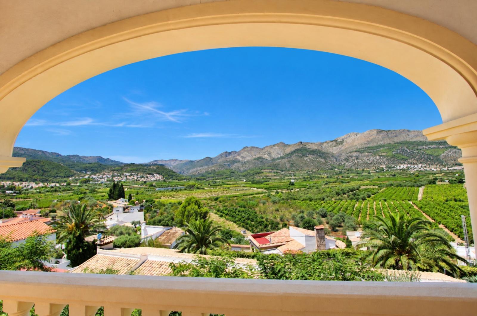 Otro tipo de inmueble en venta. La propiedad cuenta con una superficie de 267 m2 mientras que la parcela abarca 1.333 m2. La vivienda se sitúa en la planta baja y posee 5 dormitorios y 4 baños. El edificio dispone de piscina y  jardín. Se ubica en la zona de  de .