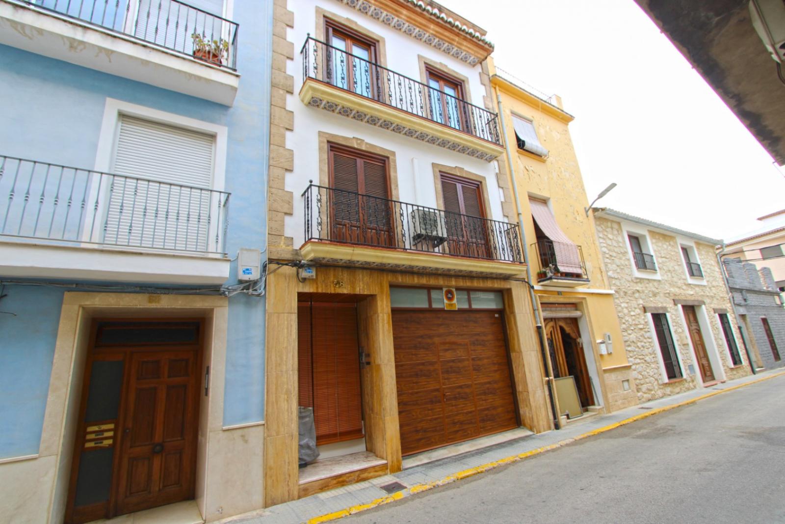 Otro tipo de inmueble en venta en Pego. La propiedad cuenta con una superficie de 554 m2 mientras que la parcela abarca 135 m2. La vivienda se sitúa en la planta baja y posee 4 dormitorios y 3 baños. El edificio dispone de ascensor y  jardín. Se ubica en la zona de  de Pego.