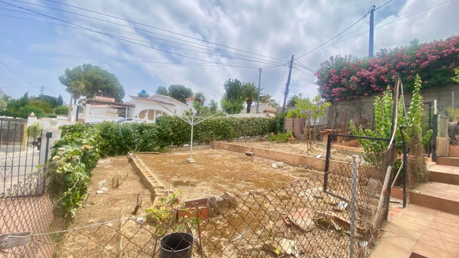 Otro tipo de inmueble en venta. La propiedad cuenta con una superficie de 120 m2 mientras que la parcela abarca 924 m2. La vivienda se sitúa en la planta baja y posee 3 dormitorios y 2 baños. El edificio dispone de piscina y  jardín. Se ubica en la zona de  de .