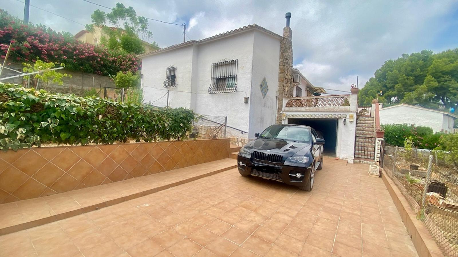 Otro tipo de inmueble en venta en Denia. La propiedad cuenta con una superficie de 120 m2 mientras que la parcela abarca 924 m2. La vivienda se sitúa en la planta baja y posee 3 dormitorios y 2 baños. El edificio dispone de piscina y  jardín. Se ubica en la zona de  de Denia.