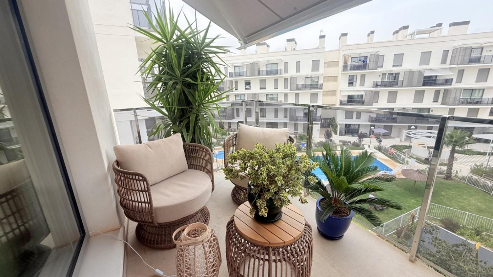 Otro tipo de inmueble en venta en Denia. La propiedad cuenta con una superficie de 104 m2 mientras que la parcela abarca 104 m2. La vivienda se sitúa en la planta baja y posee 3 dormitorios y 2 baños. El edificio dispone de ascensor, piscina y  jardín. Se ubica en la zona de  de Denia.
