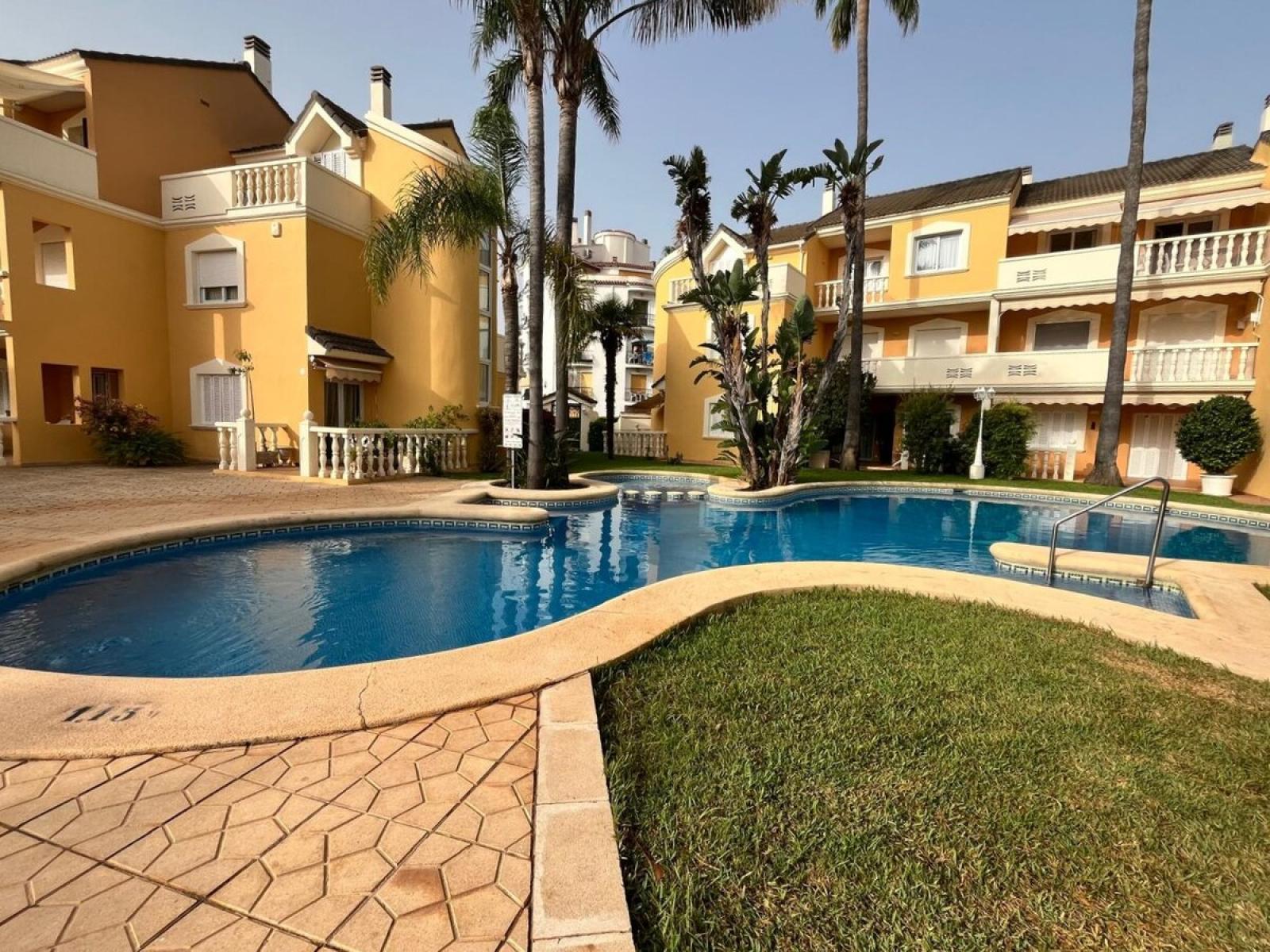 Bungalow - Adosado en venta en Denia. La propiedad cuenta con una superficie de 152 m2 mientras que la parcela abarca 148 m2. La vivienda se sitúa en la planta baja y posee 2 dormitorios, 1 baño y 1 aseo. El edificio dispone de piscina y  jardín. Se ubica en el sector Bassetes Bovetes de la zona Las Marinas de Denia.