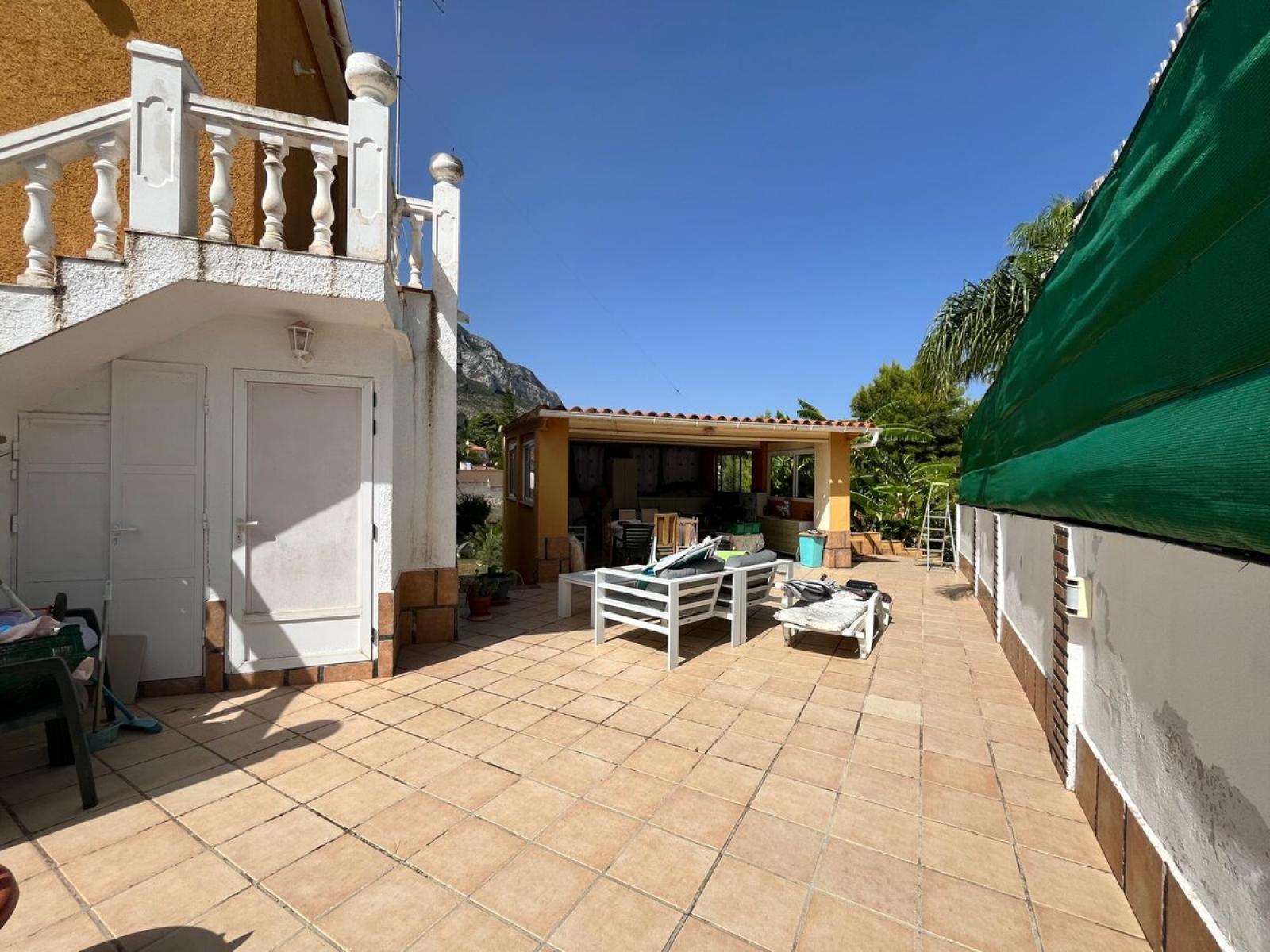 Chalet en venta en Denia. La propiedad cuenta con una superficie de 192 m2 mientras que la parcela abarca 910 m2. La vivienda se sitúa en la planta baja y posee 4 dormitorios y 3 baños. Se ubica en el sector Galeretes / Betlems de la zona Montgó de Denia.