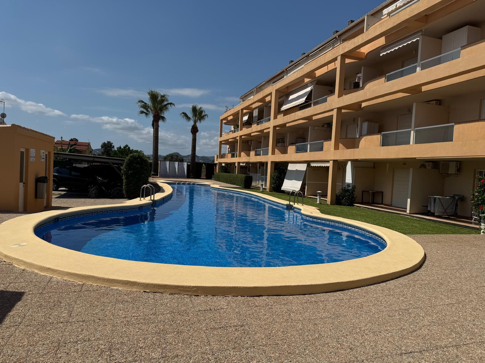 Piso - Apartamento en venta en Denia. La propiedad cuenta con una parcela de un total de 0 m2. La vivienda se sitúa en la planta baja y posee 1 dormitorio y 1 baño. El edificio dispone de ascensor, piscina y  jardín. Se ubica en la zona de  de Denia.
