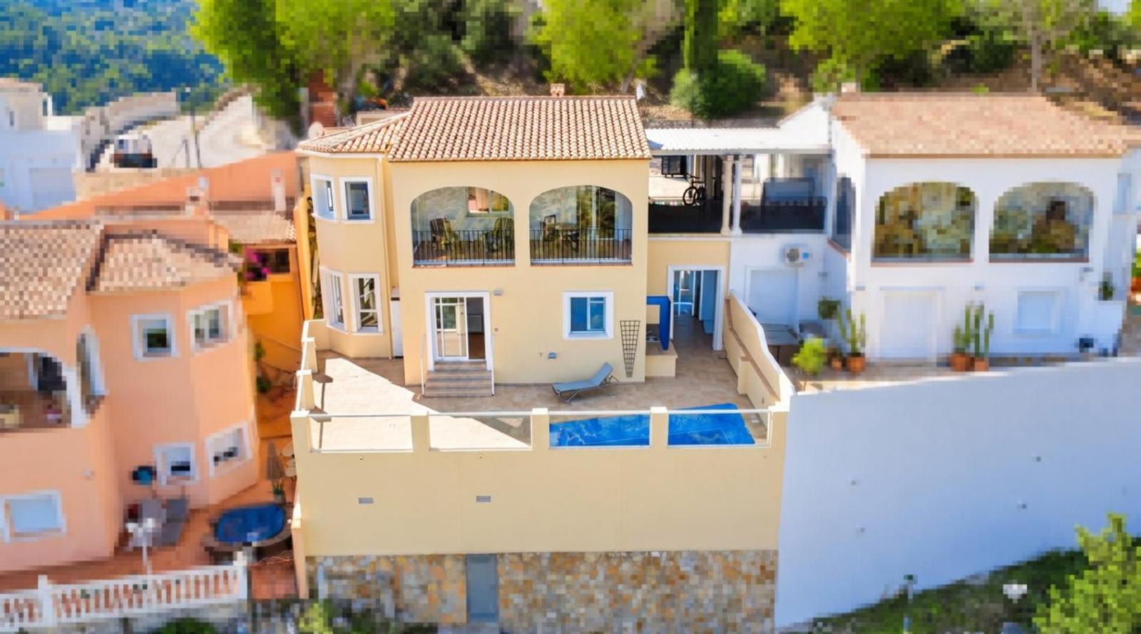 Otro tipo de inmueble en venta en Vall de Laguar. La propiedad cuenta con una superficie de 120 m2 mientras que la parcela abarca 478 m2. La vivienda se sitúa en la planta baja y posee 5 dormitorios y 3 baños. El edificio dispone de piscina. Se ubica en la zona de  de Vall de Laguar.