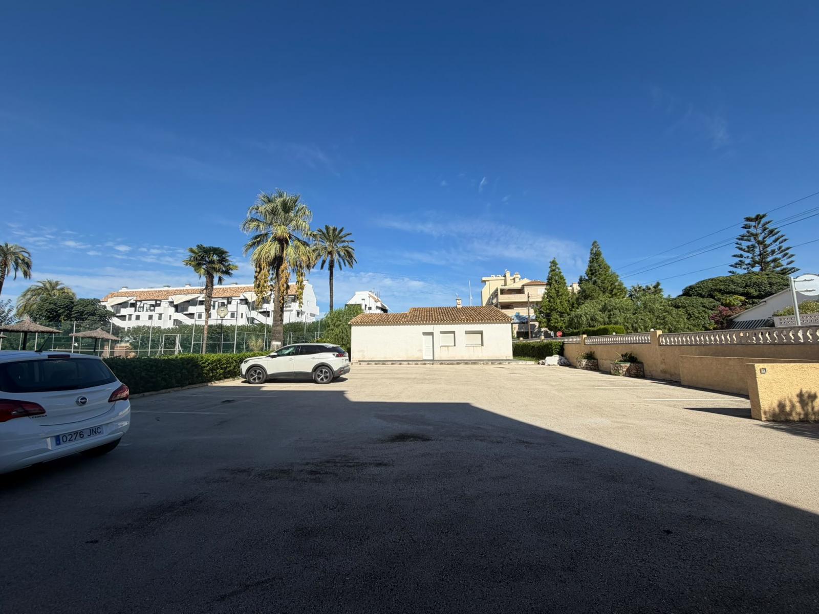 Piso - Apartamento en venta. La propiedad cuenta con una superficie de 85 m2 mientras que la parcela abarca 85 m2. La vivienda se sitúa en la planta baja y posee 2 dormitorios y 1 baño. El edificio dispone de piscina y  jardín. Se ubica en la zona de  de .