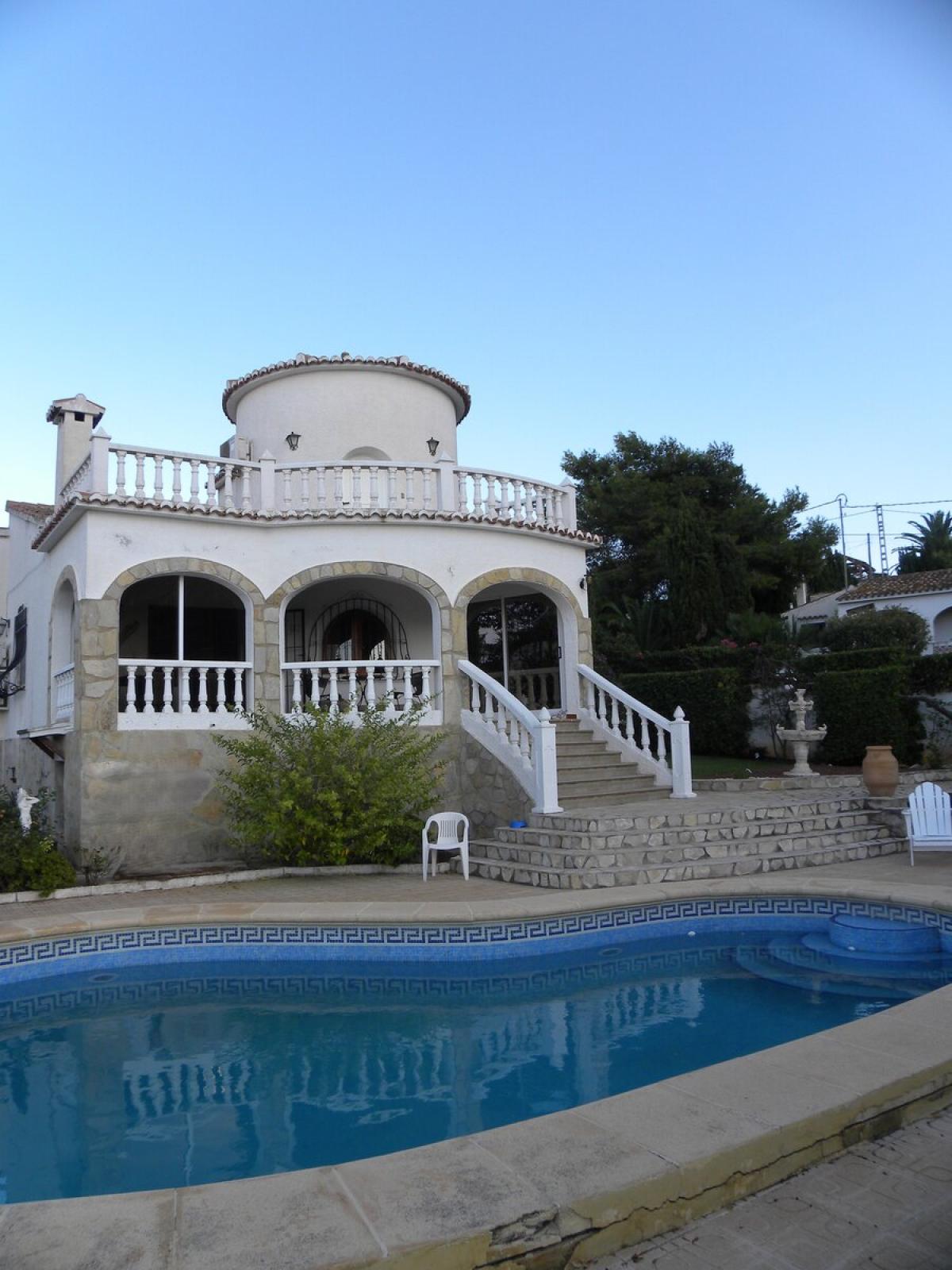 Chalet en venta en Denia con vistas al mar. La propiedad cuenta con una superficie de 186 m2 mientras que la parcela abarca 664 m2. La vivienda se sitúa en la planta baja y posee 3 dormitorios y 2 baños. El edificio dispone de piscina. Se ubica en el sector Galeretes / Betlems de la zona Montgó de Denia.
