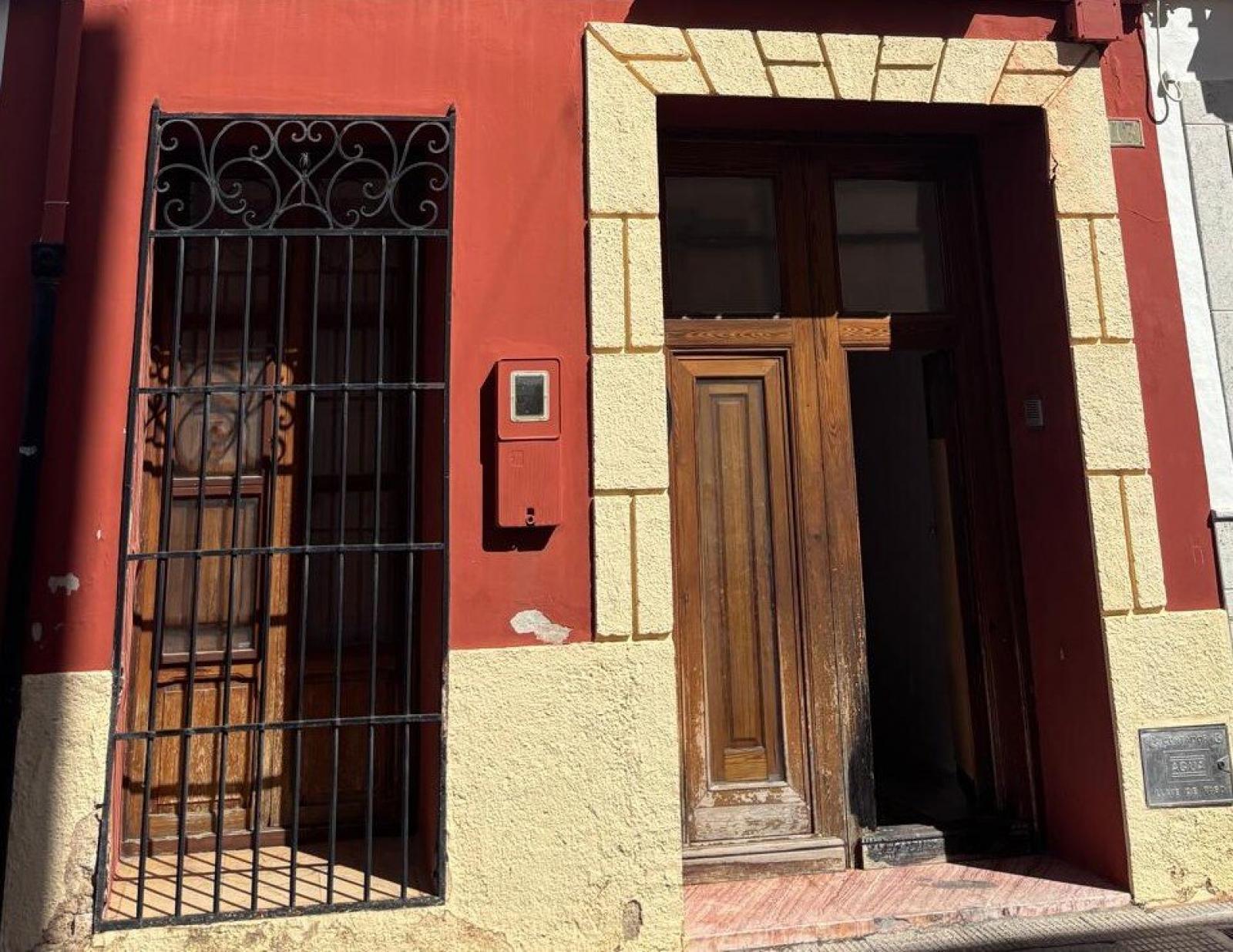 Casa de pueblo en venta en Pedreguer. La propiedad cuenta con una superficie de 173 m2 mientras que la parcela abarca 198 m2. La vivienda se sitúa en la planta baja y posee 4 dormitorios y 3 baños. Se ubica en la zona de Centro de Pedreguer.